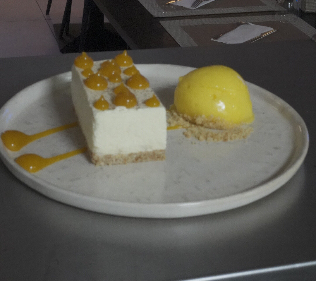 Le Cheesecake, confit de mangue-passion et sorbet mangue – L'Atelier