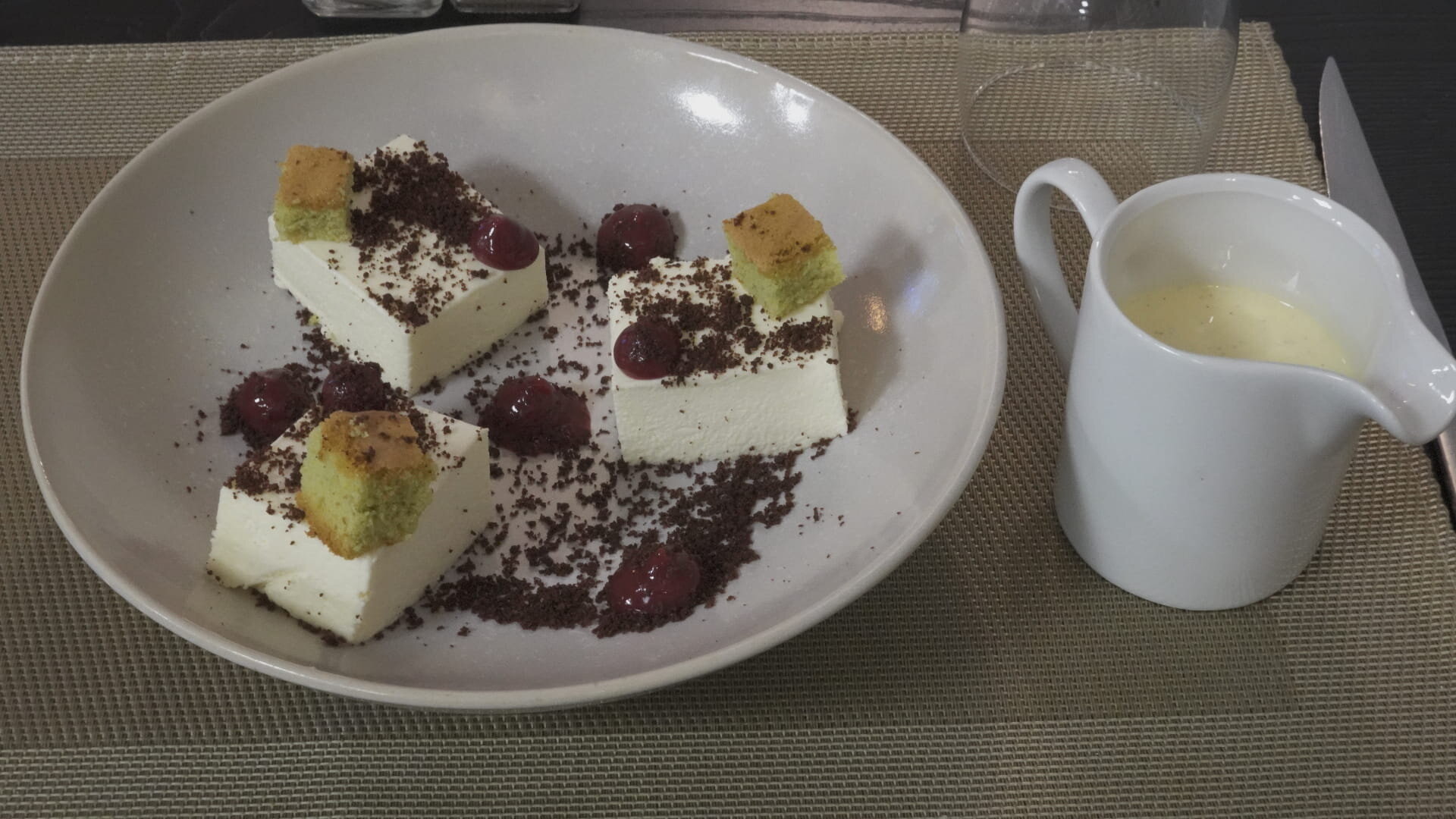 Le Cubik's : mousse chocolat blanc, biscuit pistache et confit de framboise – L'Atelier