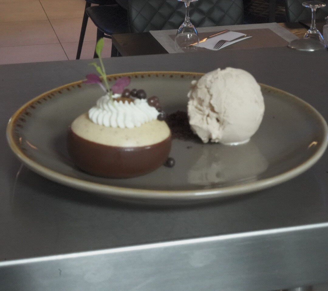 La Noisette : mousseux noisette, praliné et crème glacée à la noisette – L'Atelier