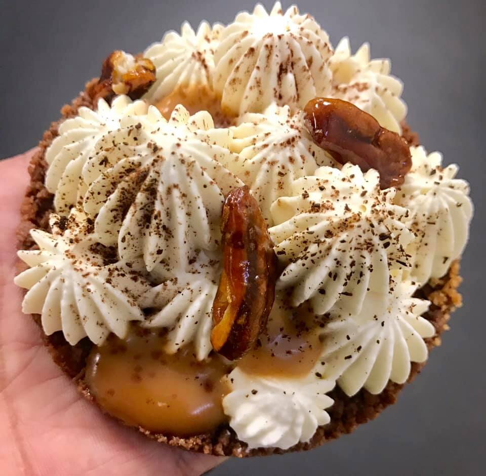 La Vanille Bourbon : tarte ganache montée, noix de pécan caramélisées et glace vanille – L'Atelier