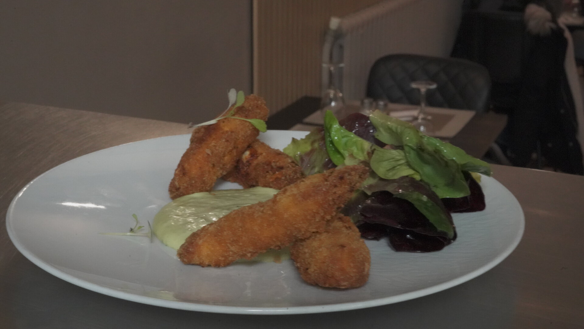 Aiguillettes de poulet croustillantes et mozzarella, crémeux basilic – L'Atelier
