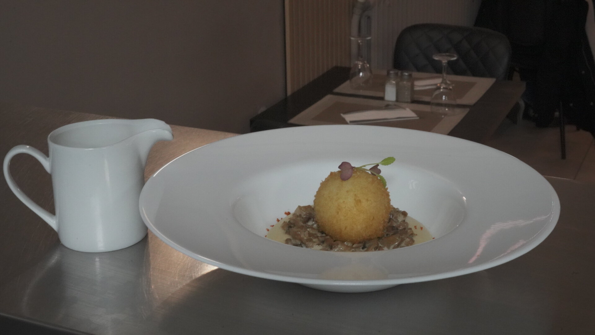 L'Œuf de poule mollet croustillant, mousseline de céleri et duxelles – L'Atelier