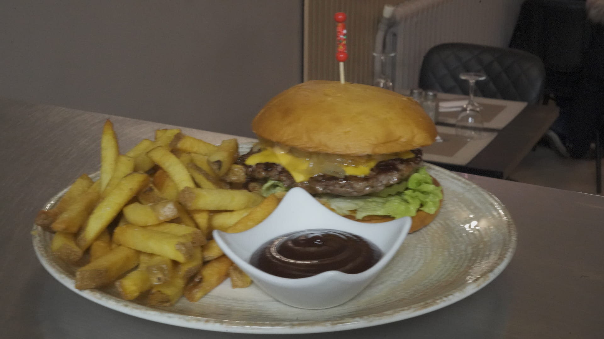 Cheese burger maison, cheddar et frites maison – L'Atelier