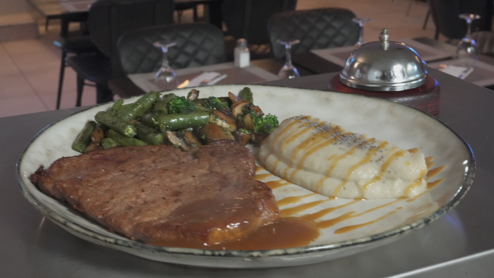 Le Filet de bœuf, poêlée de légumes de saison et purée de topinambours – L'Atelier