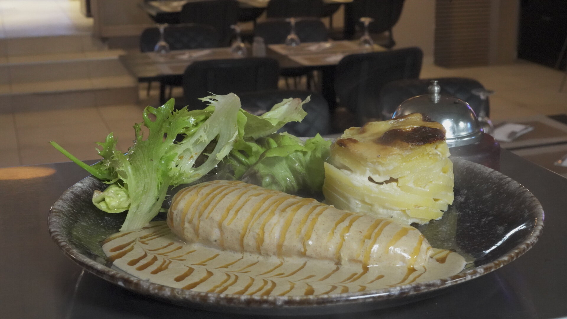 Le Suprême de volaille, sauce forestière et conchiglie ricotta-épinards – L'Atelier