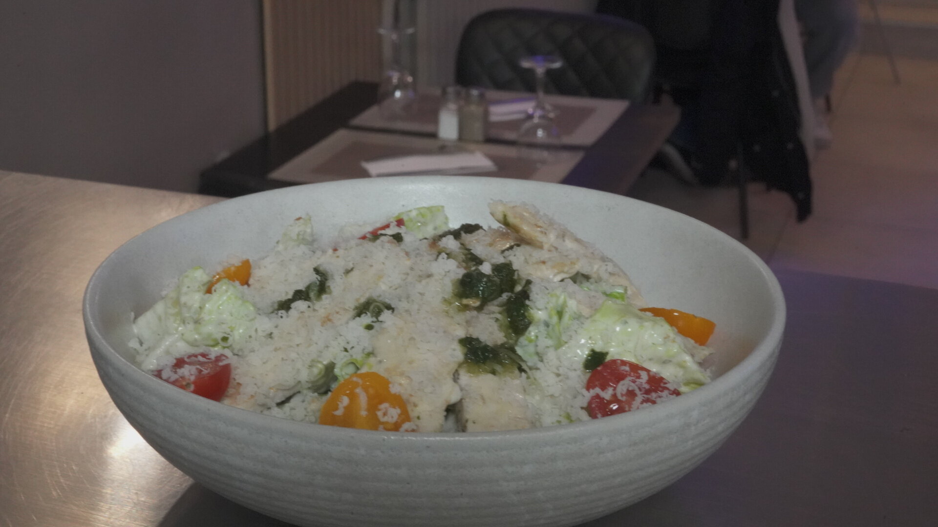 Salade César : romaine, filet de poulet, croûtons et parmesan – L'Atelier