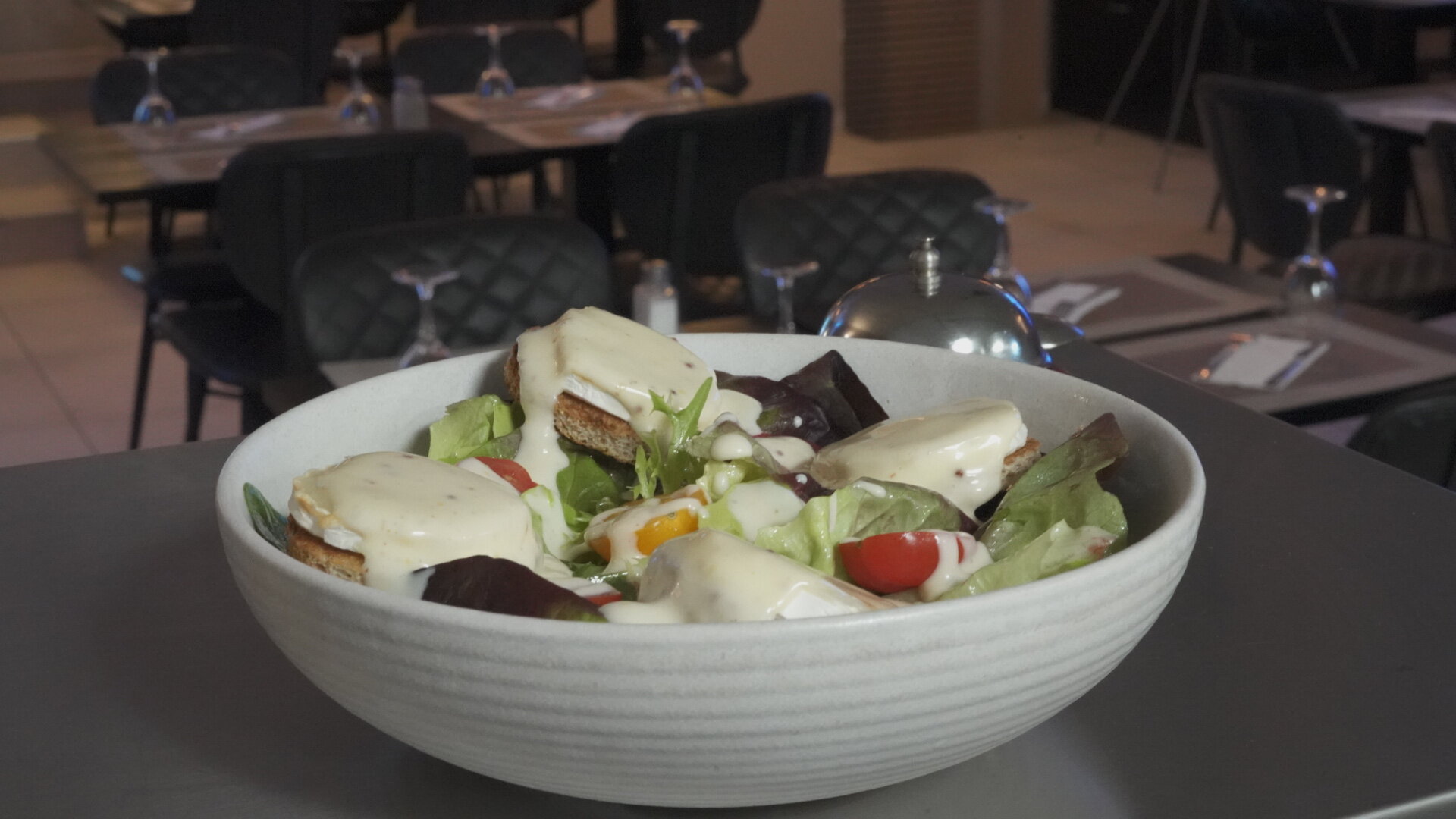 Salade de chèvre chaud, mesclun et vinaigrette miel-moutarde – L'Atelier