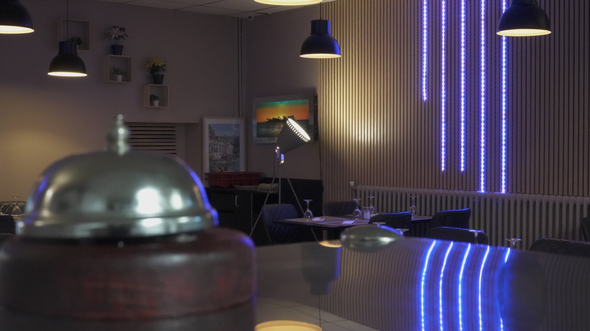 Ambiance du soir et éclairage bleu au restaurant L'Atelier
