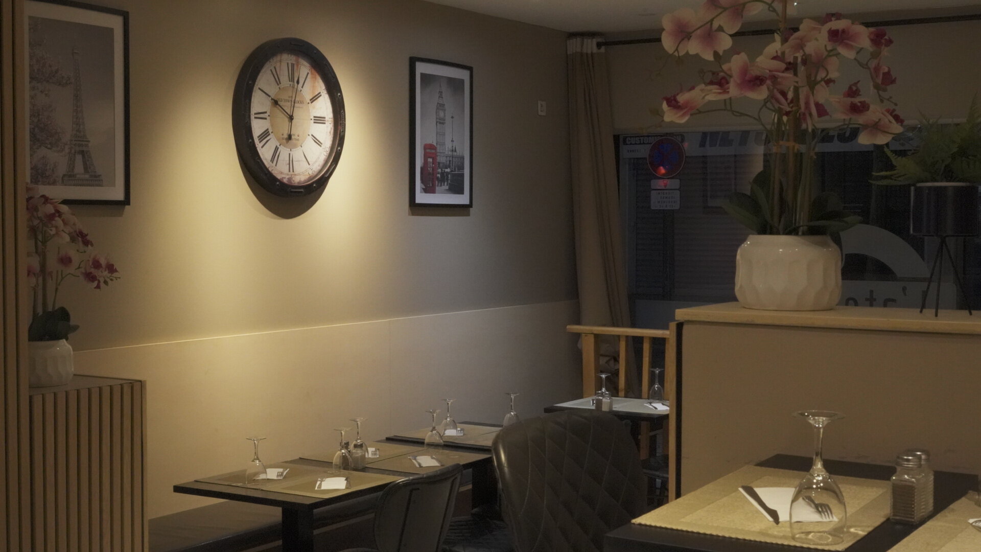 Salle et décoration florale du restaurant L'Atelier