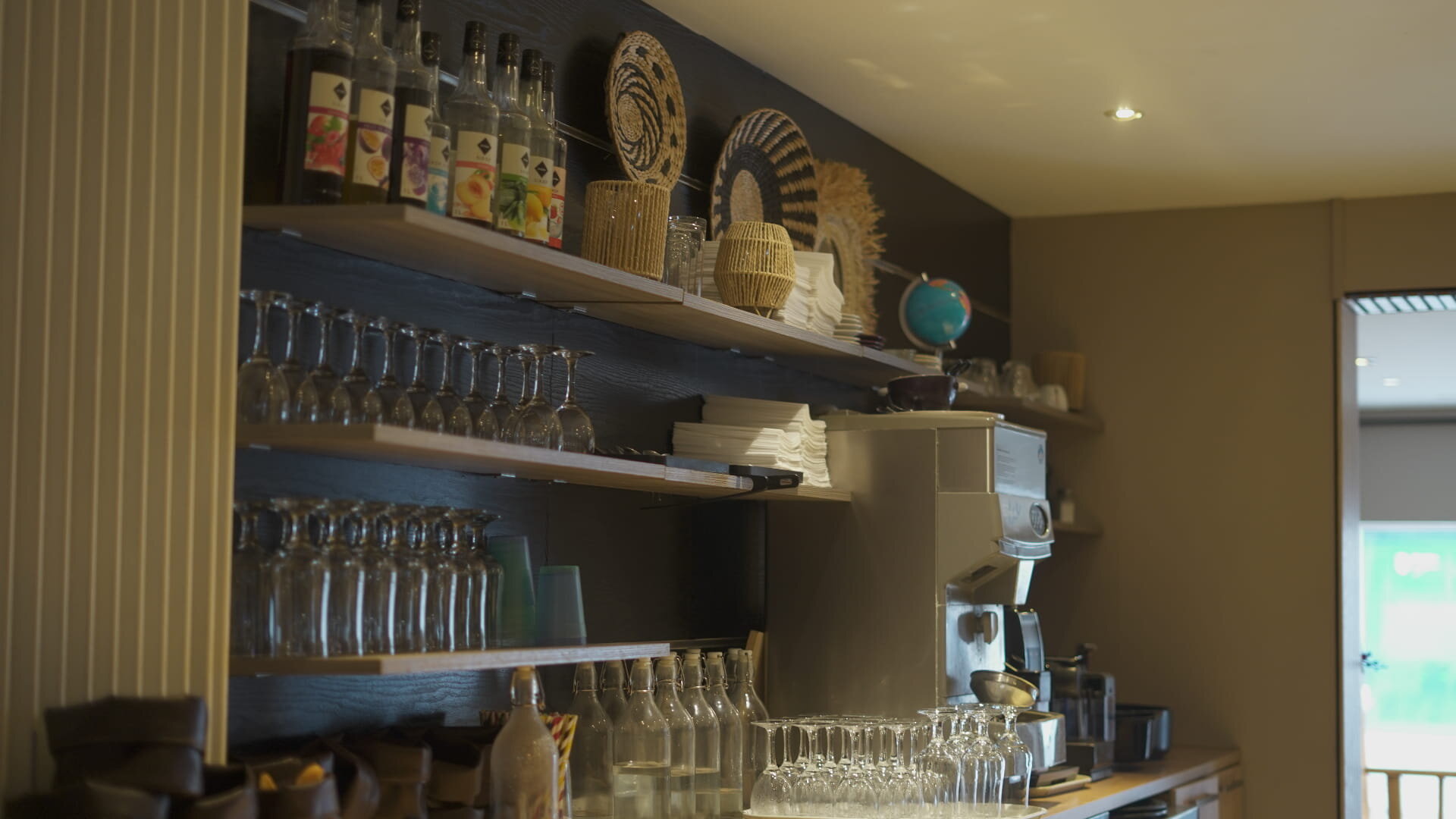 Bar à verres et étagères du restaurant L'Atelier